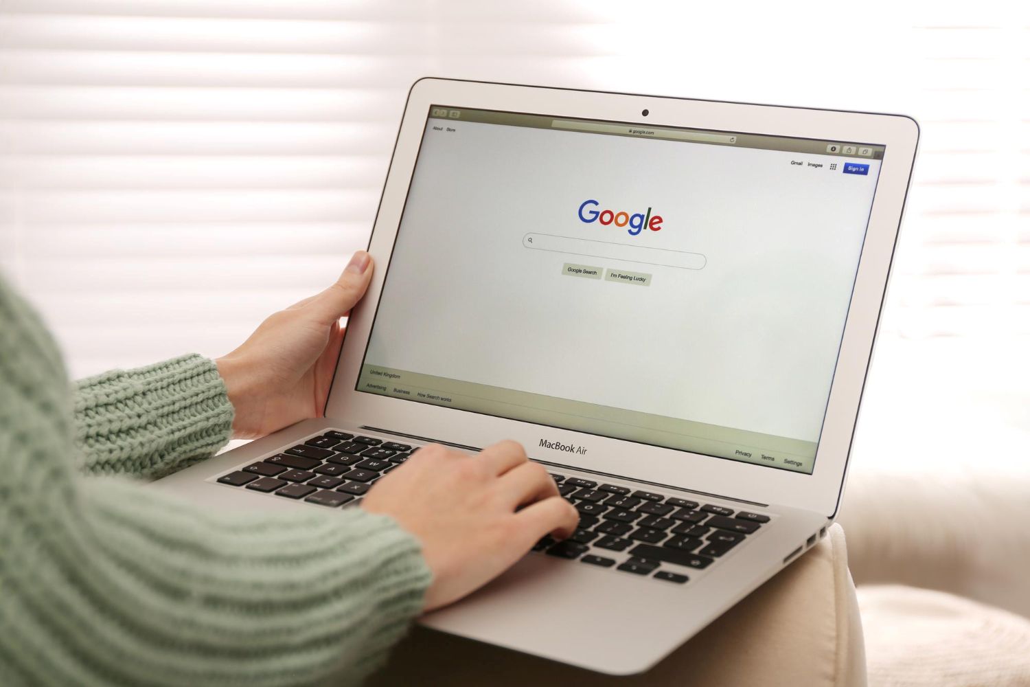 Osoba korzystająca z wyszukiwarki Google na laptopie