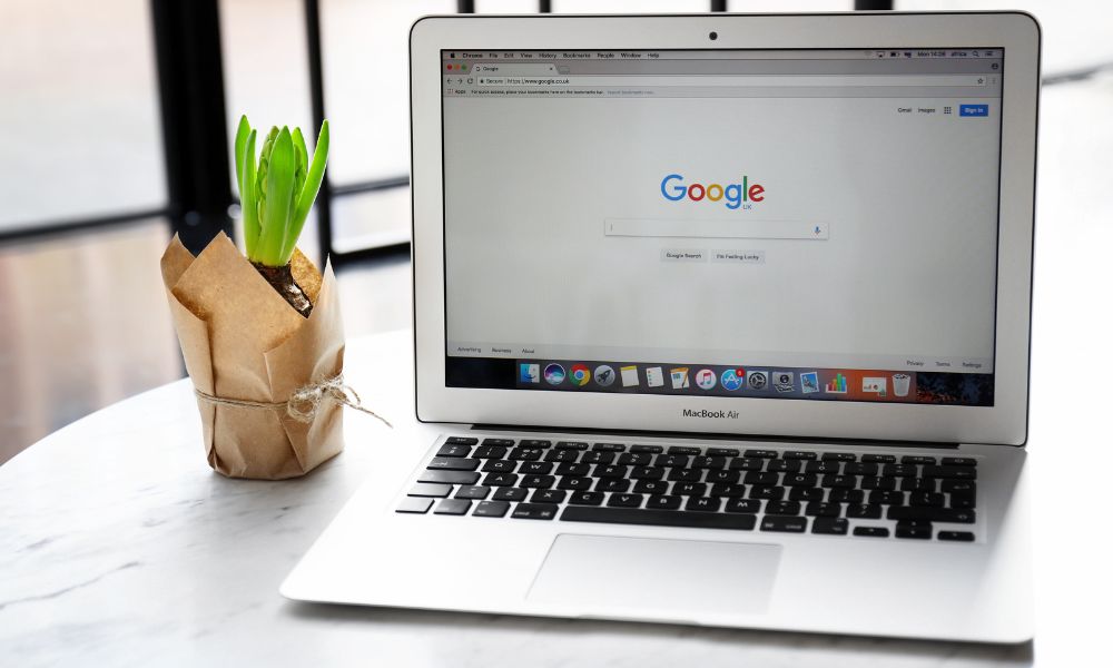 Laptop z uruchomioną przeglądarką Google