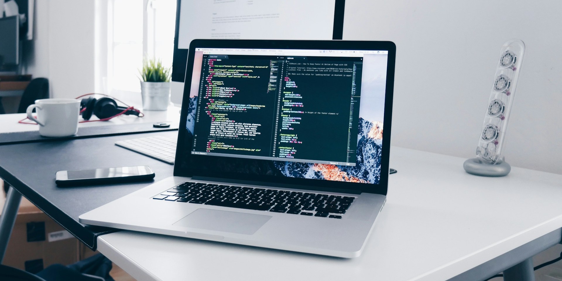 Laptop z uruchomionym oprogramowaniem do kodowania