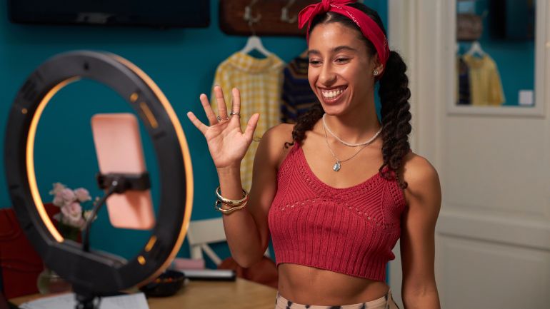 Kobieta machająca do kamery telefonu