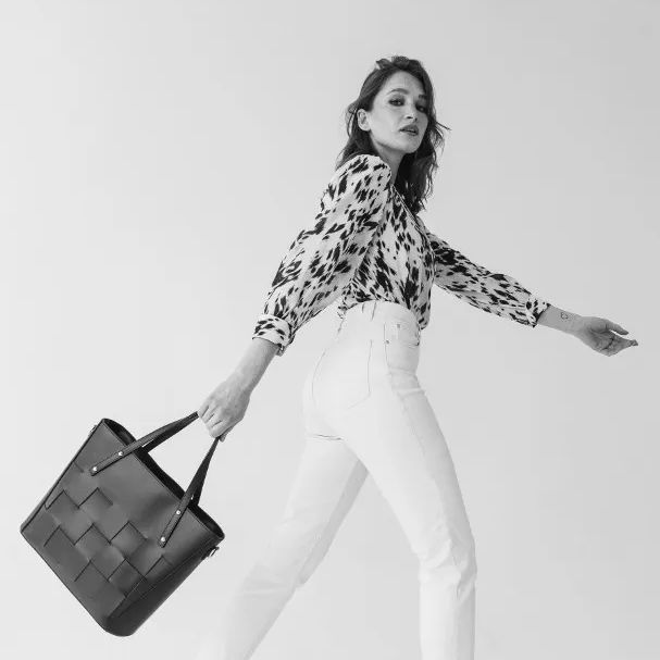 Modelka Lamar trzymająca torebkę
