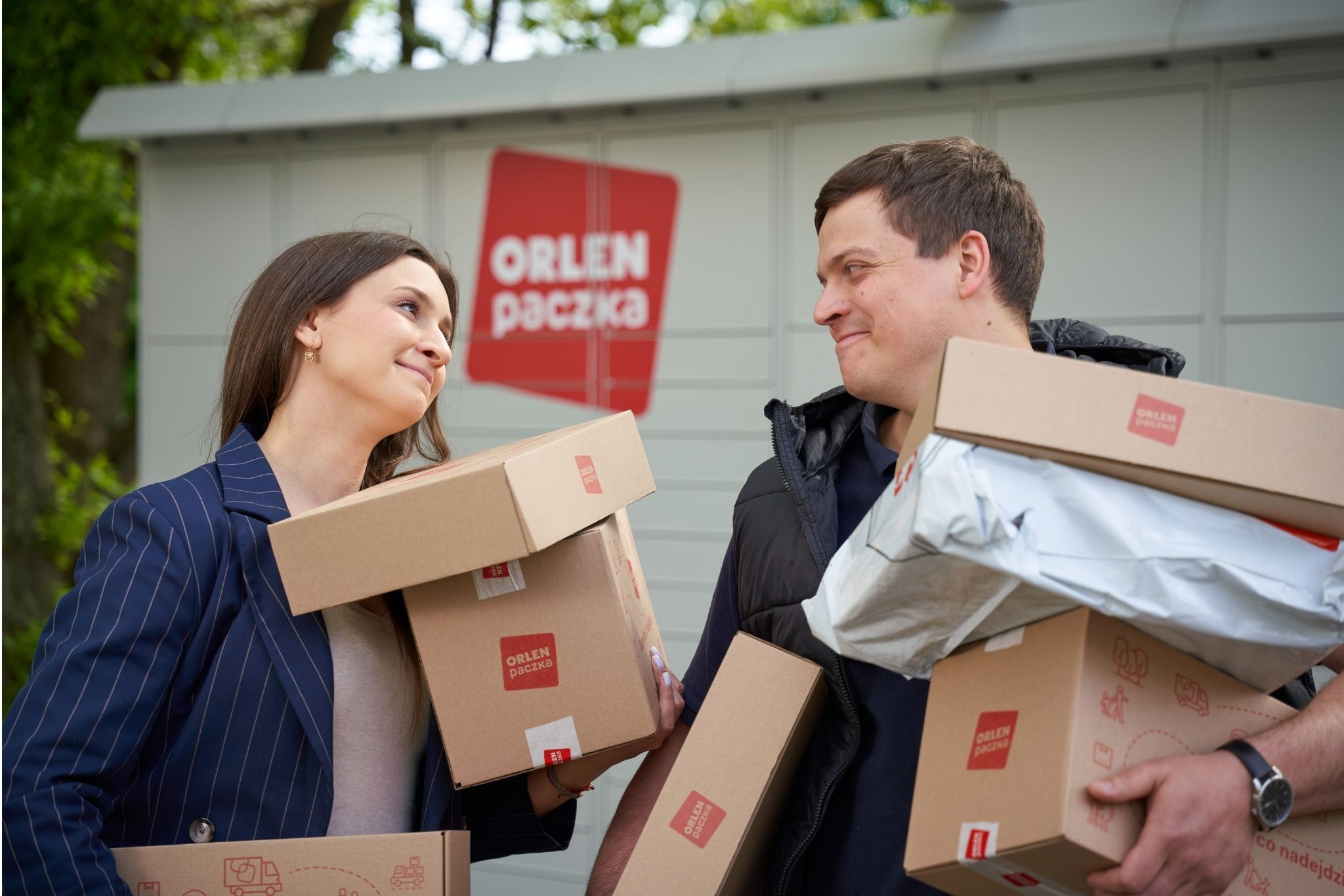 Ludzie trzymający paczki