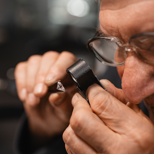 Człowiek ogląda diament z bliska