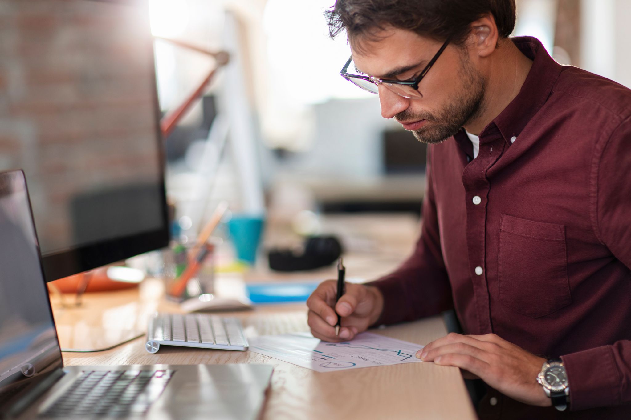 Mężczyzna pracujący przy biurku