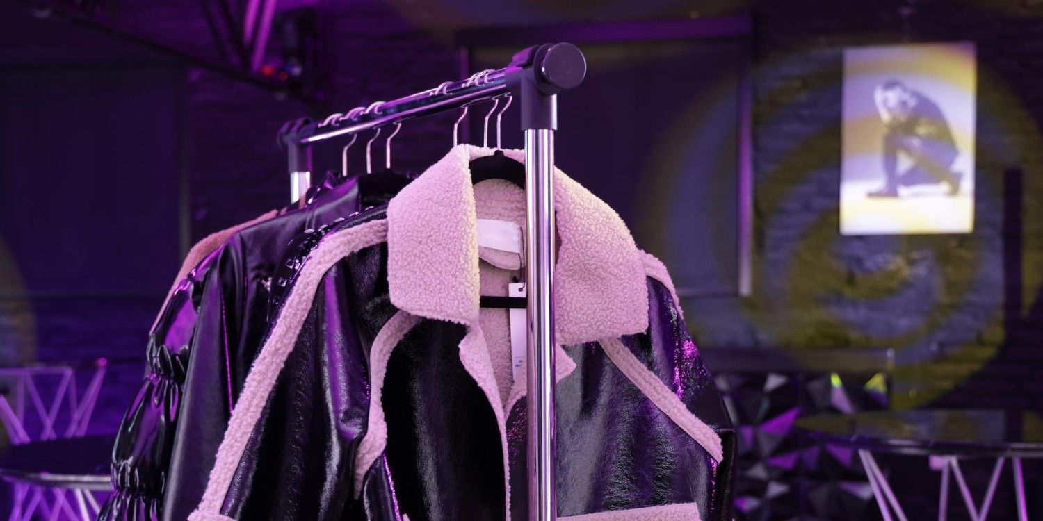 Kurtki wiszące na wieszaku na wystawie w butiku