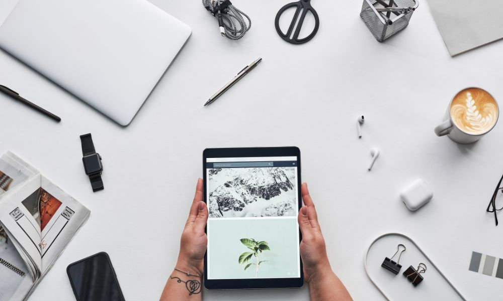 Tablet z produktem elektronicznym