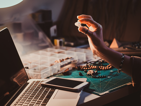 kobieta sprzedaje biżuterię online